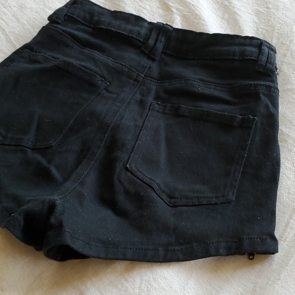 Shorts - Picture 3 of 5